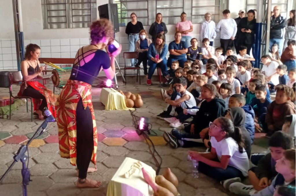 Projeto “Sementes” leva cultura afro-brasileira e oralidade a escolas públicas de Tubarão. - Foto: Divulgação