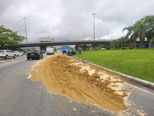 Queda de carga de barro causa lentidão na Beira-Mar Norte em direção à Ponte Colombo Salles