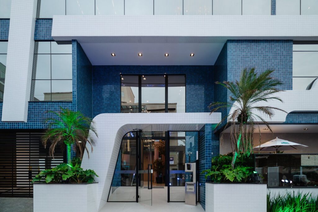 Residencial de alto padrão integra arte e arquitetura na Praia do Mariscal