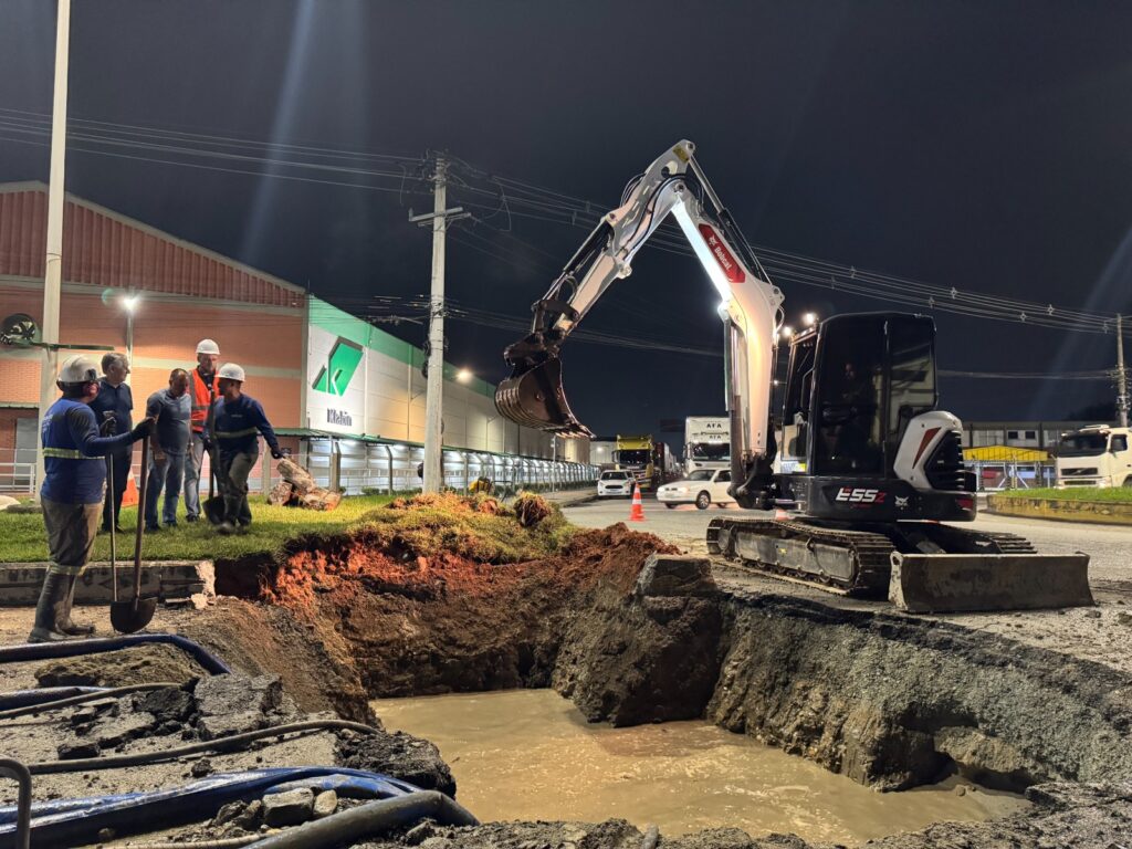 Rompimento de adutora compromete abastecimento em vários bairros de Itajaí nesta terça-feira