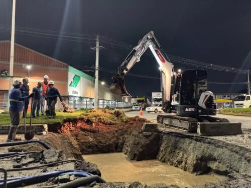 Rompimento de adutora compromete abastecimento em vários bairros de Itajaí nesta terça-feira