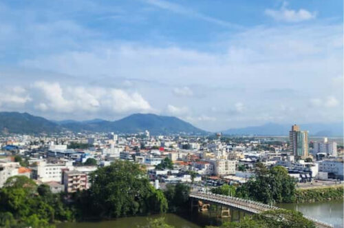 Sexta-feira terá sol entre nuvens e chance de chuva isolada em Santa Catarina
