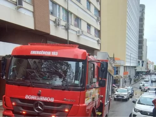 VÍDEO: incêndio atinge coifa de restaurante no Centro de Florianópolis