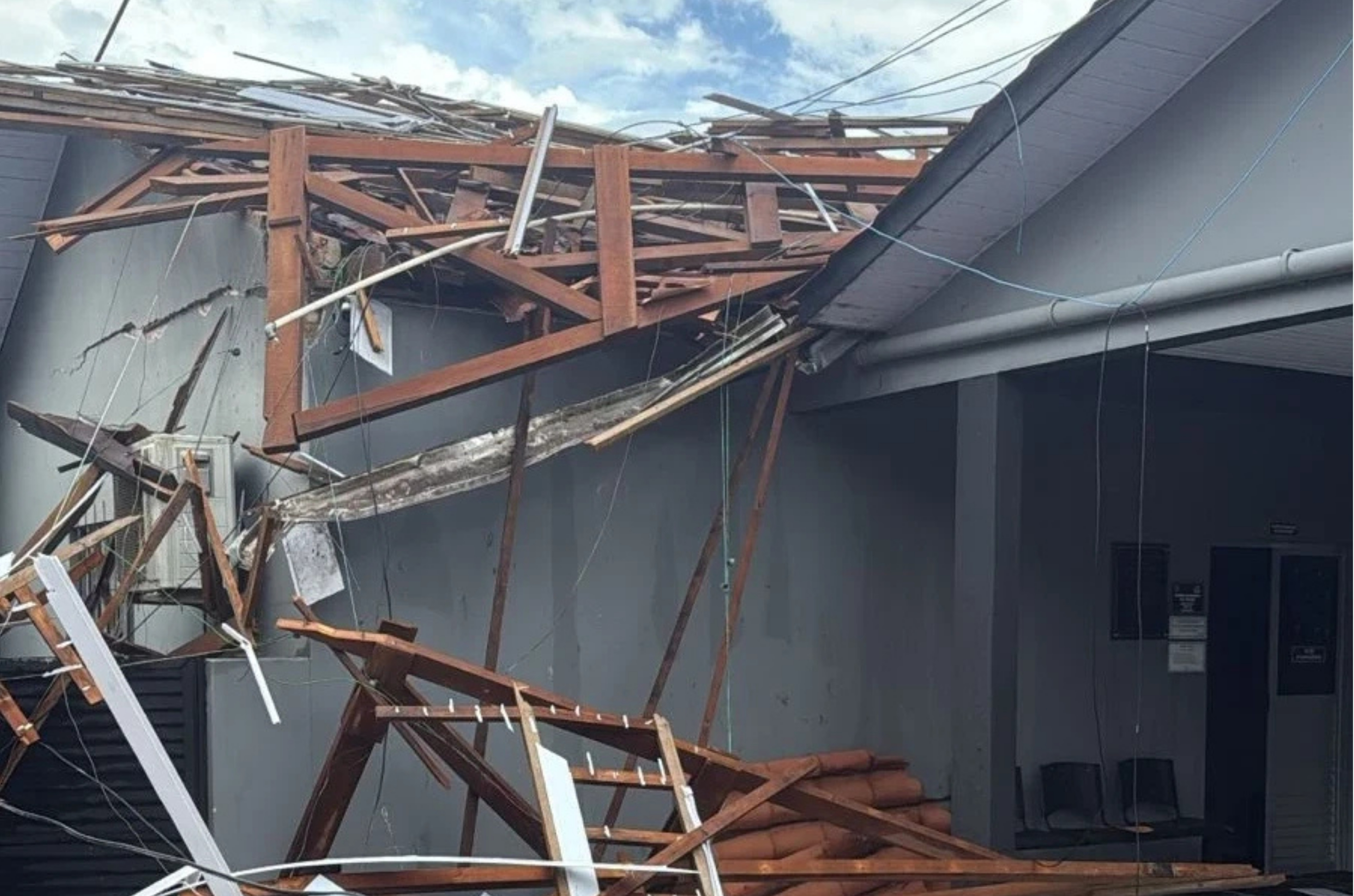 Vendaval causa estragos em Orleans e danifica delegacia de Polícia Civil