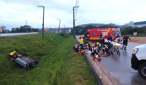 Capotamento de automóvel com oito ocupantes deixa quatro feridos na SC-281 em São José
