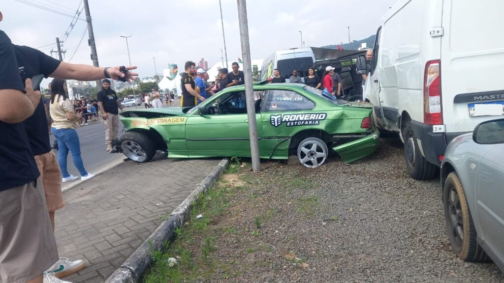 Acidente em evento automobilístico por pouco não termina em desgraça em Criciúma