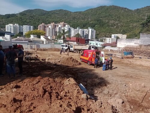 Soterramento de dois trabalhadores em obra mobiliza equipes de socorro em Florianópolis