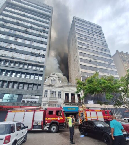 Prédio histórico é atingido por incêndio no Centro de Porto Alegre