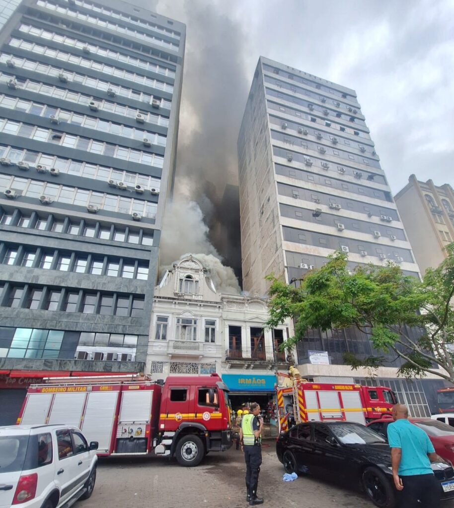 Prédio histórico é atingido por incêndio no Centro de Porto Alegre