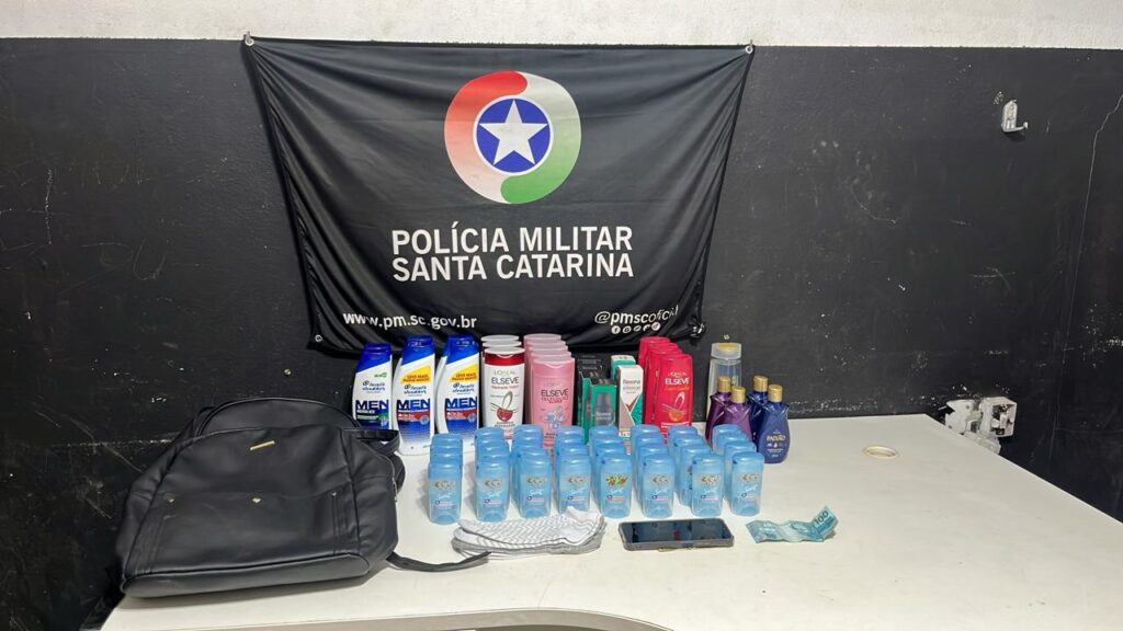 Dupla de mulheres vindas do RS é presa após série de furtos em farmácias e loja em Itajaí