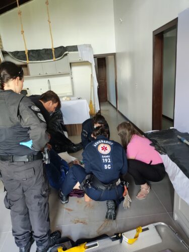 Homem perde consciência ao despencar de uma altura de quatro metros em Jaguaruna