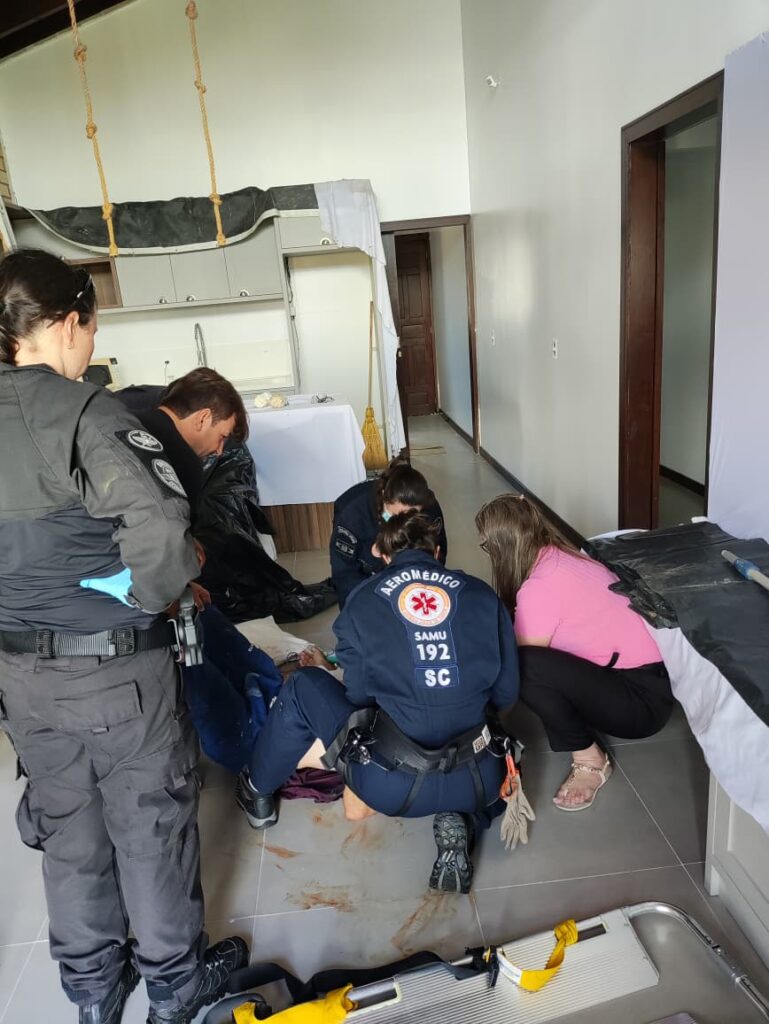 Homem perde consciência ao despencar de uma altura de quatro metros em Jaguaruna