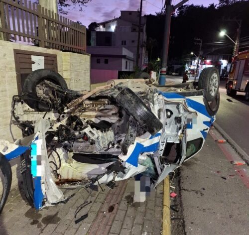 Impacto contra poste deixa veículo destruído no Centro de Porto Belo