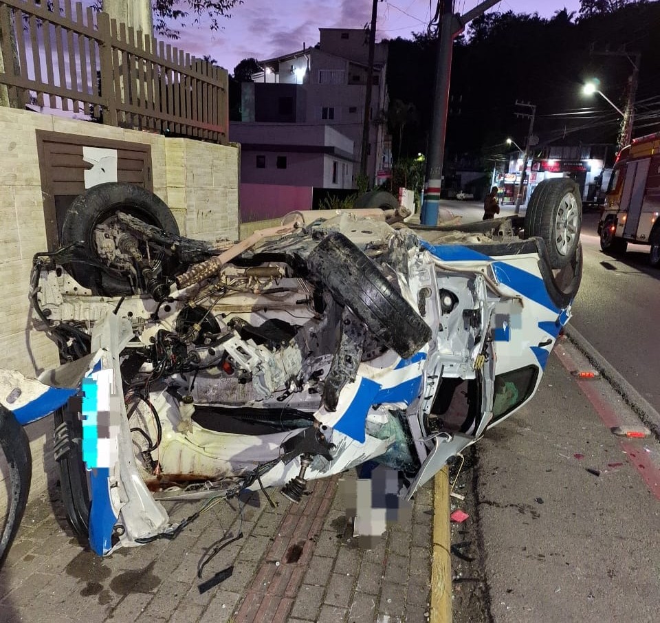 Impacto contra poste deixa veículo destruído no Centro de Porto Belo