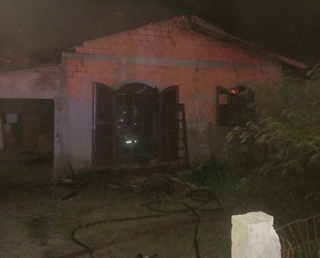 Homem é suspeito de incendiar residência em Içara