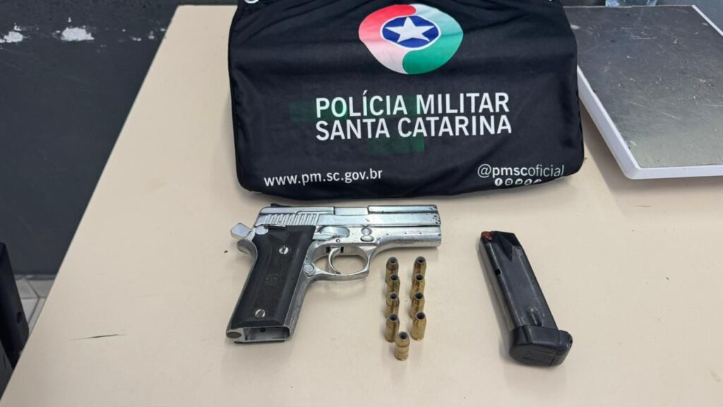 Imóvel é cercado e suspeito preso após disparo de arma de fogo e depredação no Norte da Ilha