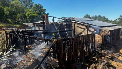 Fogo consome estufa de fumo e provoca prejuízo de R$ 250 mil em Orleans