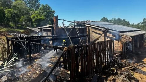 Fogo consome estufa de fumo e provoca prejuízo de R$ 250 mil em Orleans