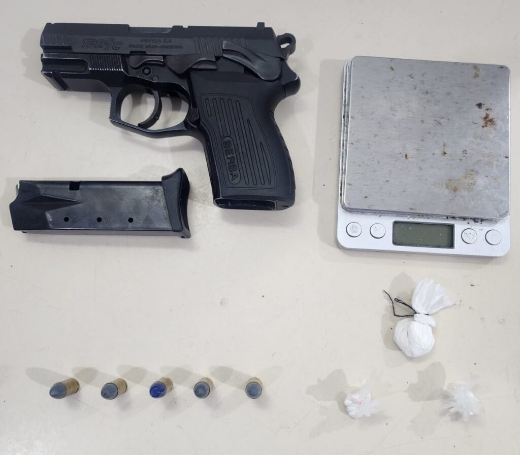 Ponto de tráfico de drogas é desarticulado e dupla acaba presa com pistola irregular em Itapema