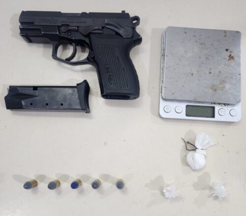 Ponto de tráfico de drogas é desarticulado e dupla acaba presa com pistola irregular em Itapema