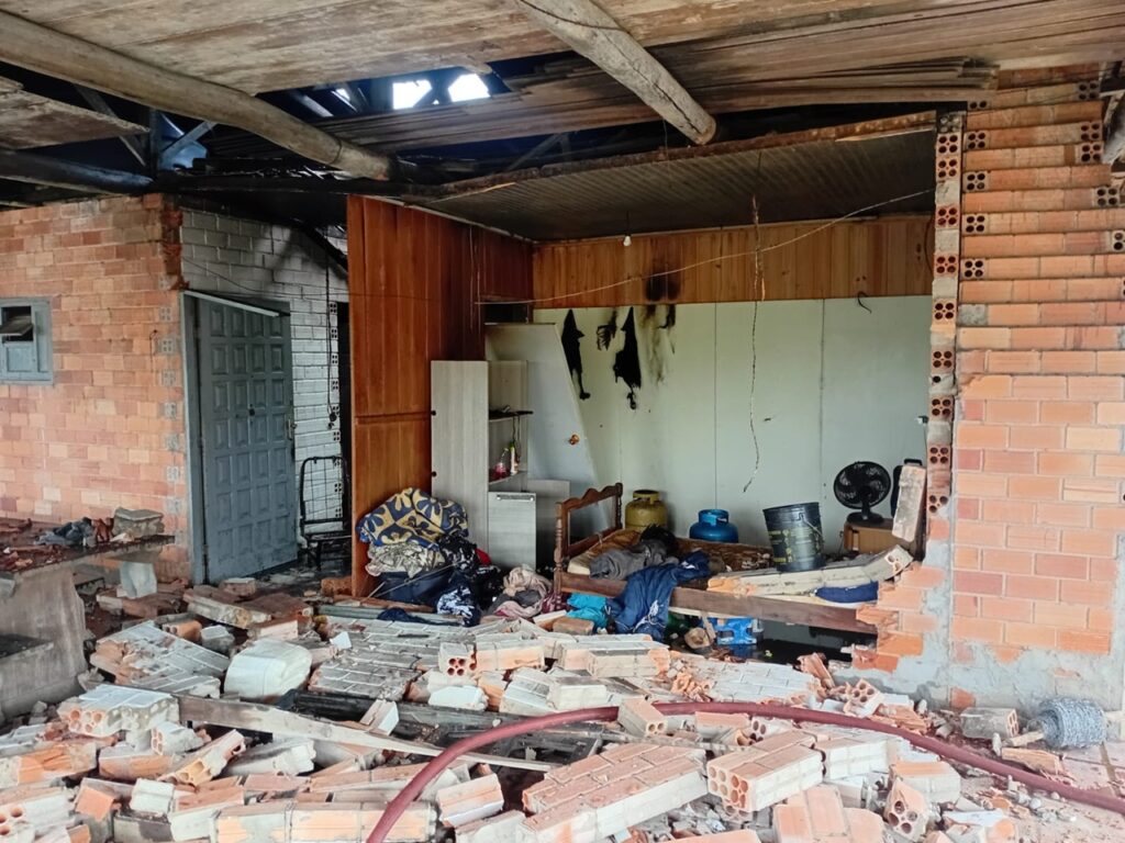 Explosão seguida de incêndio destrói parede e danifica residência em Urussanga