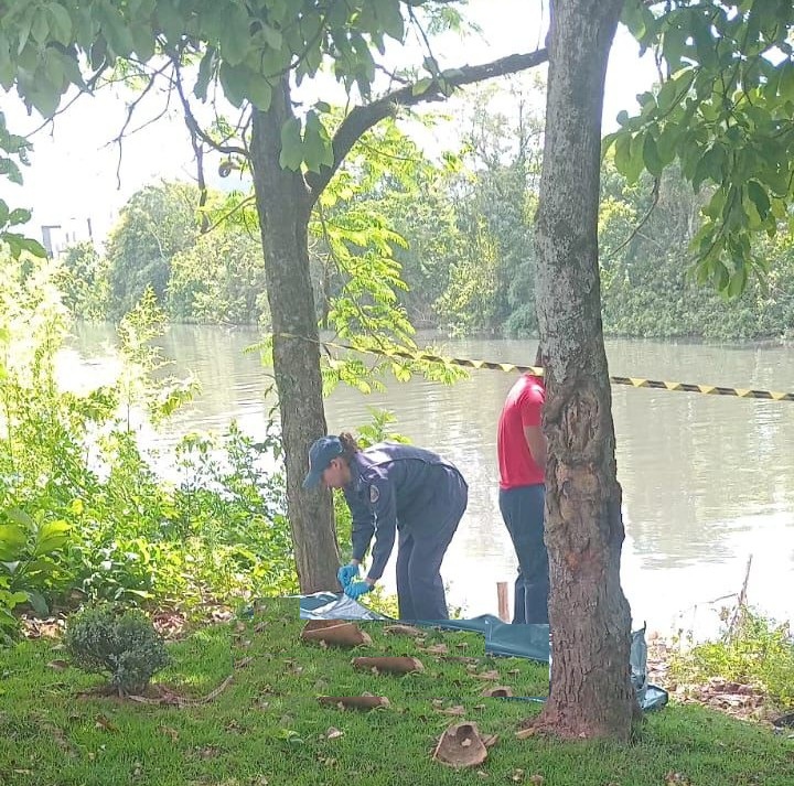 Mistério envolve encontro do corpo de jovem com ferimento na cabeça em rio de Itajaí