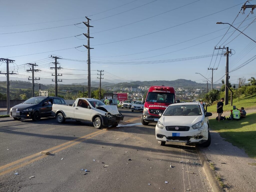 Colisão entre dois veículos deixa um ferido e trânsito bloqueado em rodovia de Orleans