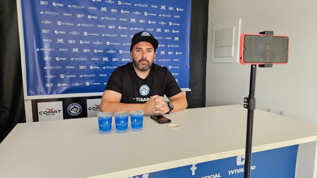 Presidente do Tubarão projeta 2026, confirma empréstimos e fala sobre possível parceria com o Criciúma. - Foto: Caio Maximiano/Rádio Cidade Tubarão 103.7 FM