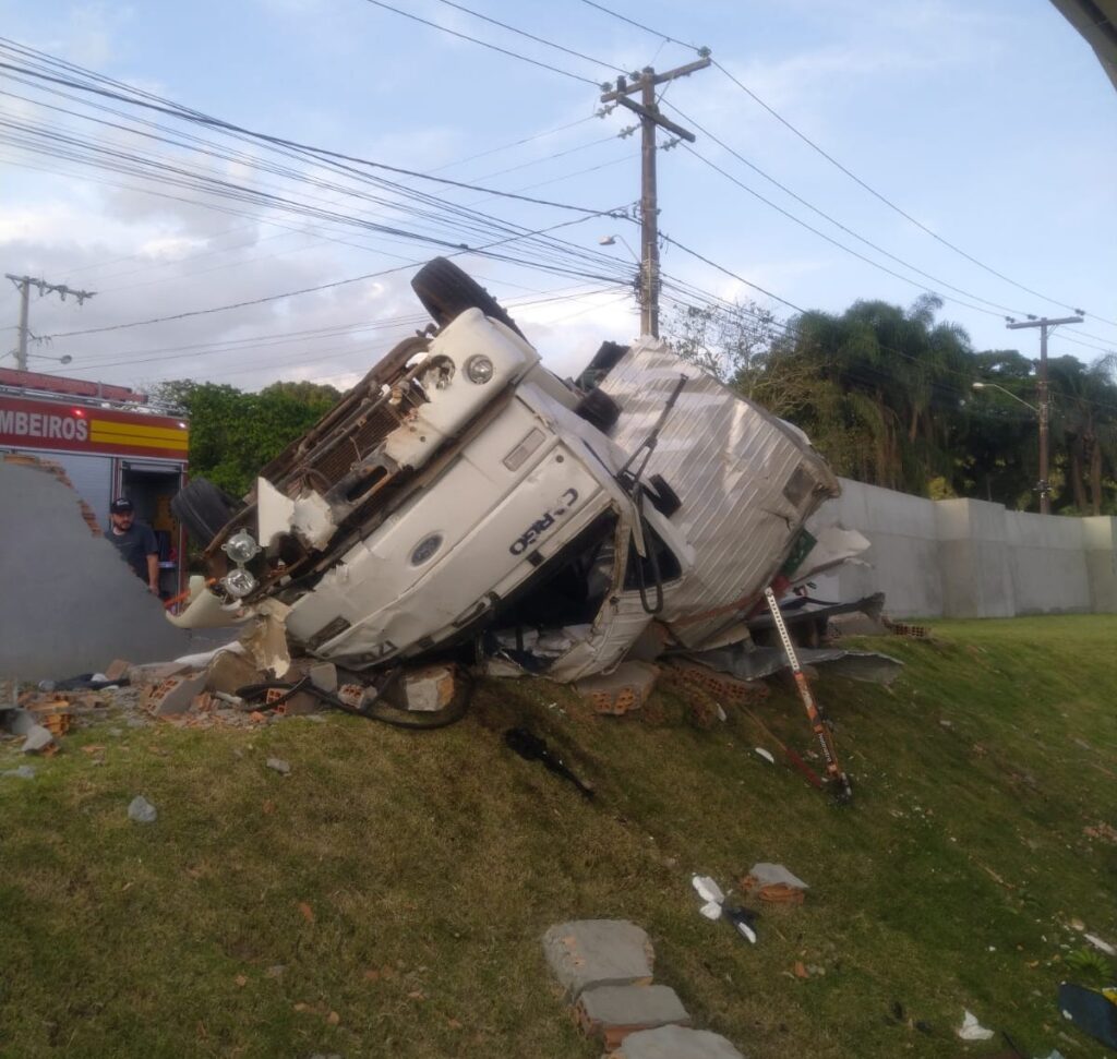 Caminhão desgovernado tomba, invade pátio de residência e deixa condutor preso nas ferragens em Criciúma