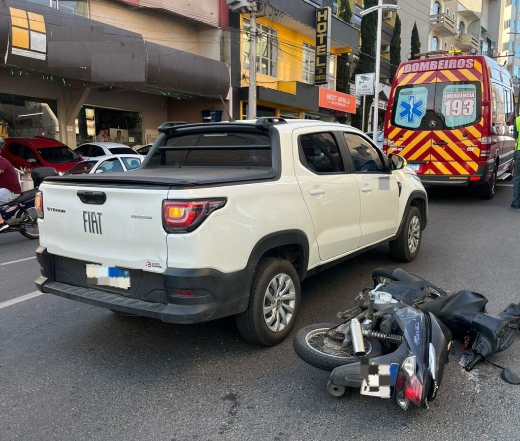 Colisão entre veículo e motocicleta deixa mulher ferida no Centro de Orleans