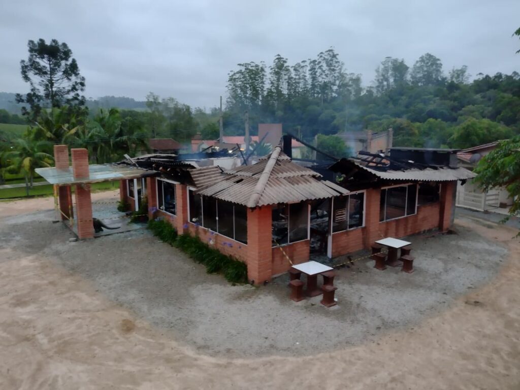 Incêndio provoca desabamento de telhado de restaurante em Orleans