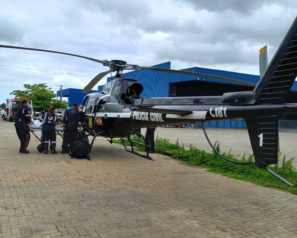 Piloto de motocross fica gravemente ferido após queda em pista em Ermo