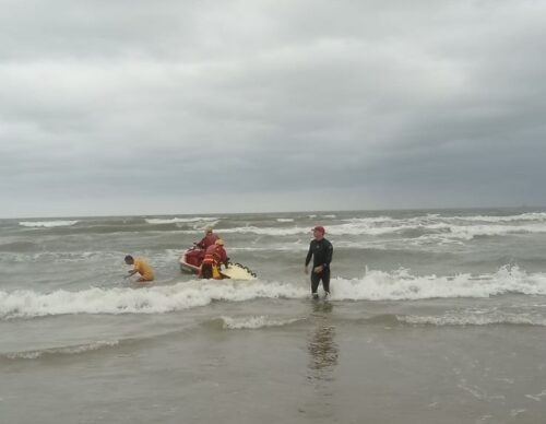 Grupo de cinco jovens de Blumenau é resgatado em praia de Navegantes e um está desaparecido