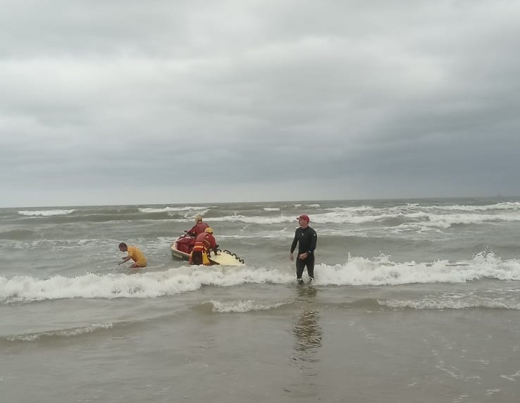 Grupo de cinco jovens de Blumenau é resgatado em praia de Navegantes e um está desaparecido