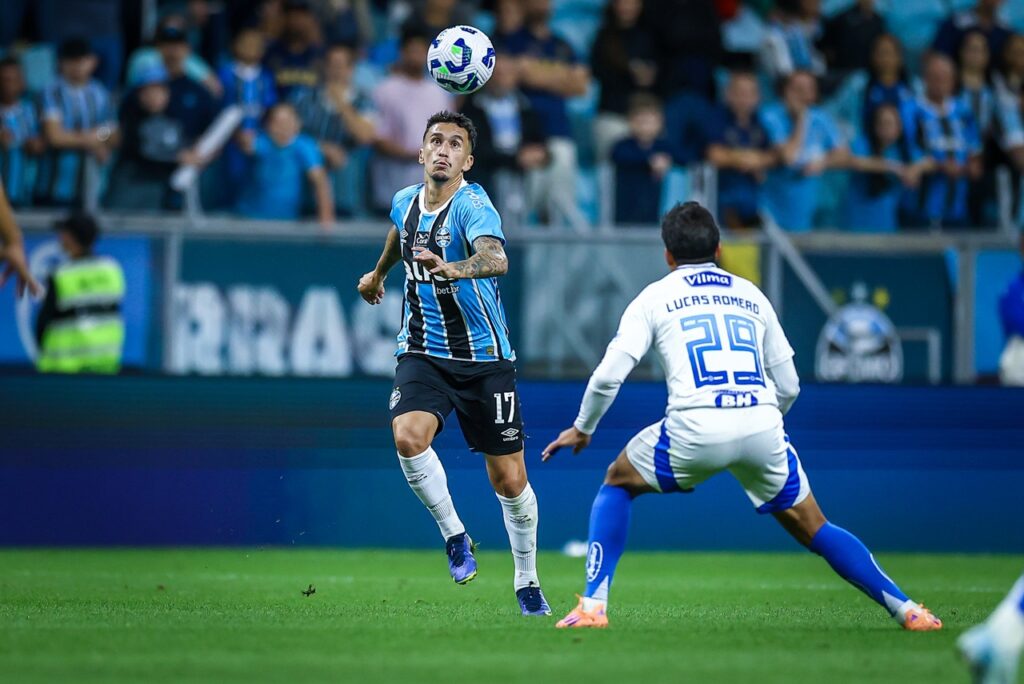 Volante formado no Criciúma é líder em número de jogos disputados pelo Grêmio em 2025
