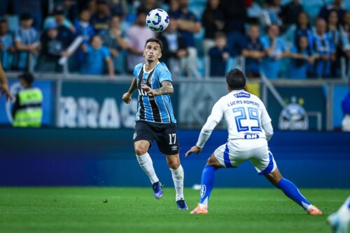 Volante formado no Criciúma é líder em número de jogos disputados pelo Grêmio em 2025