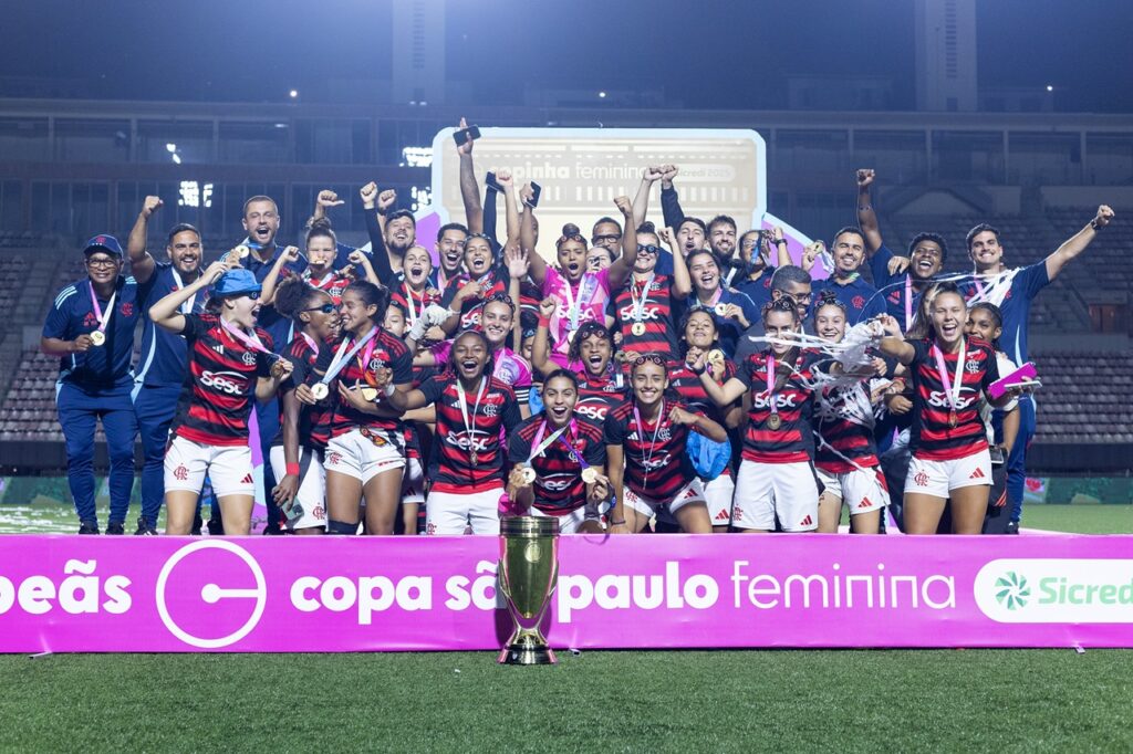 Flamengo goleia Grêmio por 6 a 0 e comemora bicampeonato da Copinha Feminina