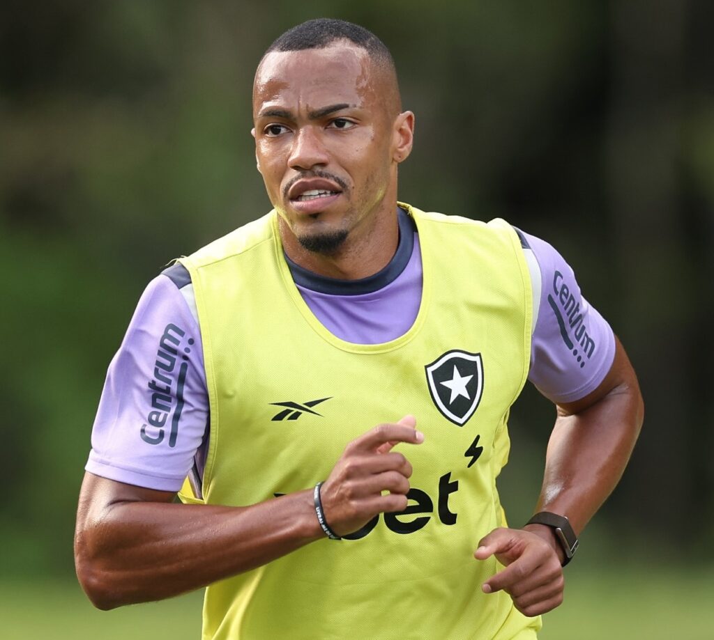 Volante ex-Criciúma e destaque do Botafogo pode ser o primeiro reforço do Palmeiras para 2026