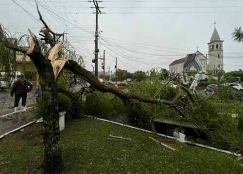 Vendaval provoca destruição em comunidade de município gaúcho nesta segunda-feira
