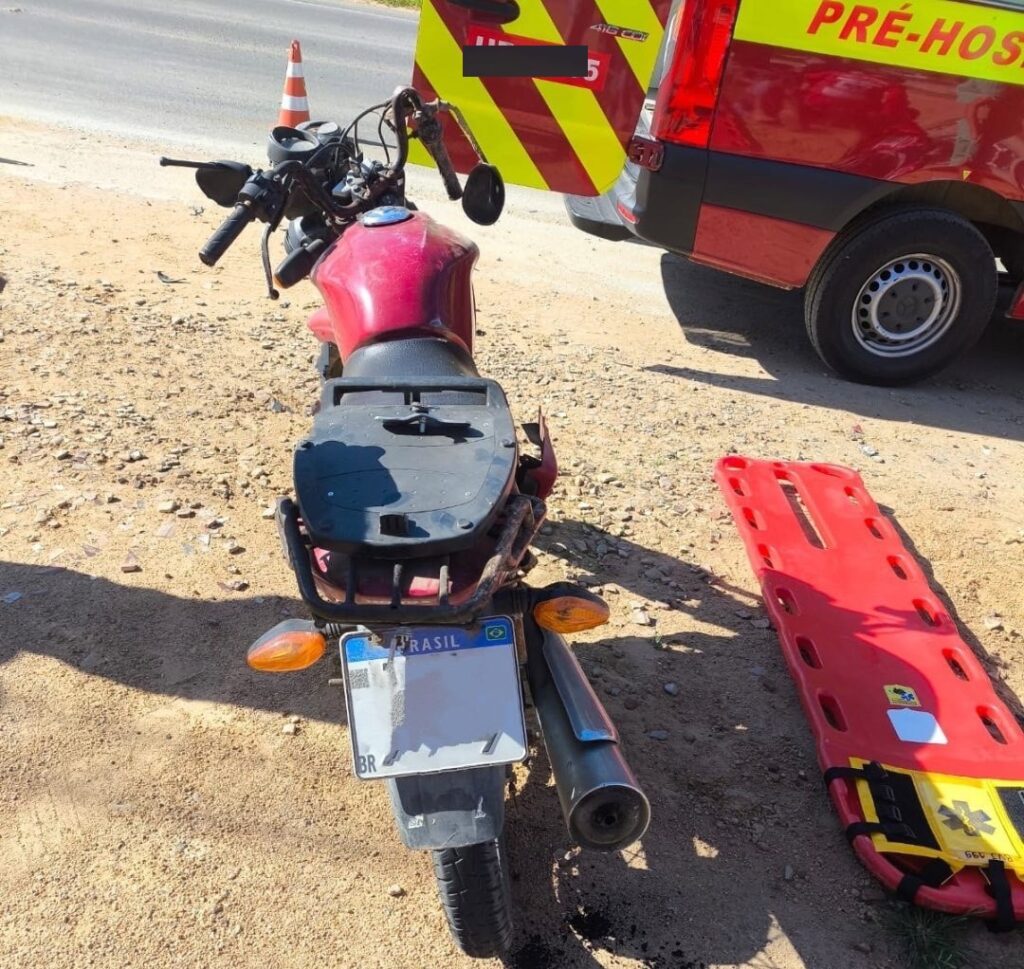 Jovem fica ferido após colisão entre motocicleta e veículo em Sangão