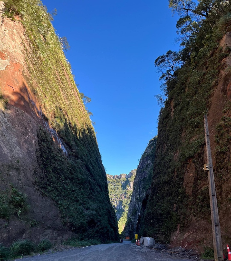 Interdição para tráfego permanece na Serra do Corvo Branco por conta de obras