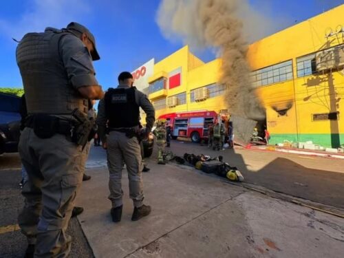 Incêndio em supermercado provoca explosão e deixa bombeiros feridos no RS