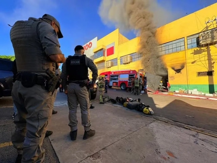 Incêndio em supermercado provoca explosão e deixa bombeiros feridos no RS