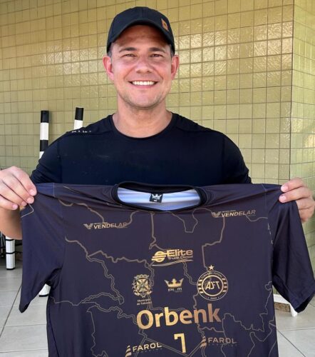 Ídolo do Tubarão Futsal é homenageado com camisa comemorativa