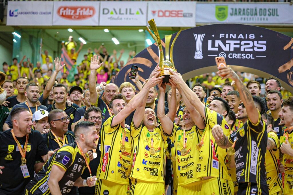 Jaraguá é o primeiro hexacampeão da história da Liga Nacional de Futsal após superar Corinthians