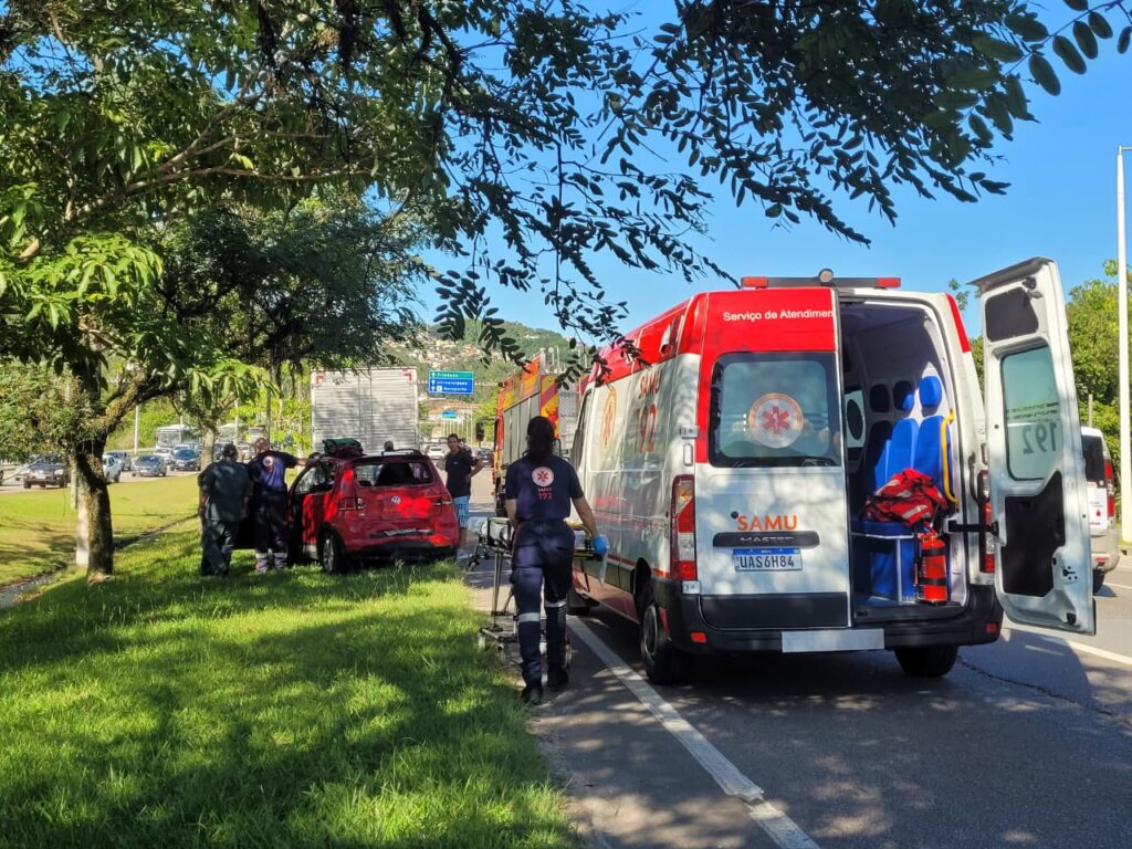 Acidente causa interdição e transtornos na Avenida da Saudade em Florianópolis