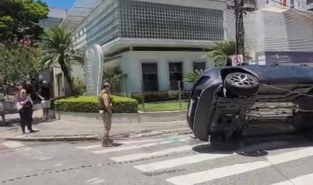 Acidente com capotamento trava trânsito no Centro de Florianópolis