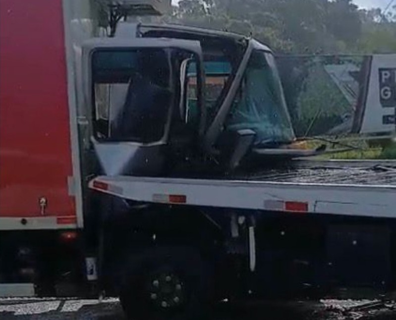 Acidente com veículos de carga bloqueia totalmente a BR-101 em Biguaçu