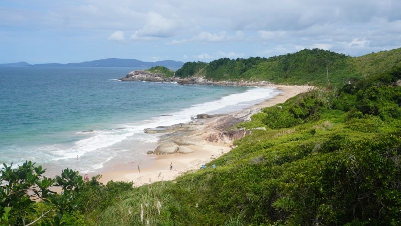Balneário Camboriú prepara decreto para acabar com naturismo na Praia do Pinho