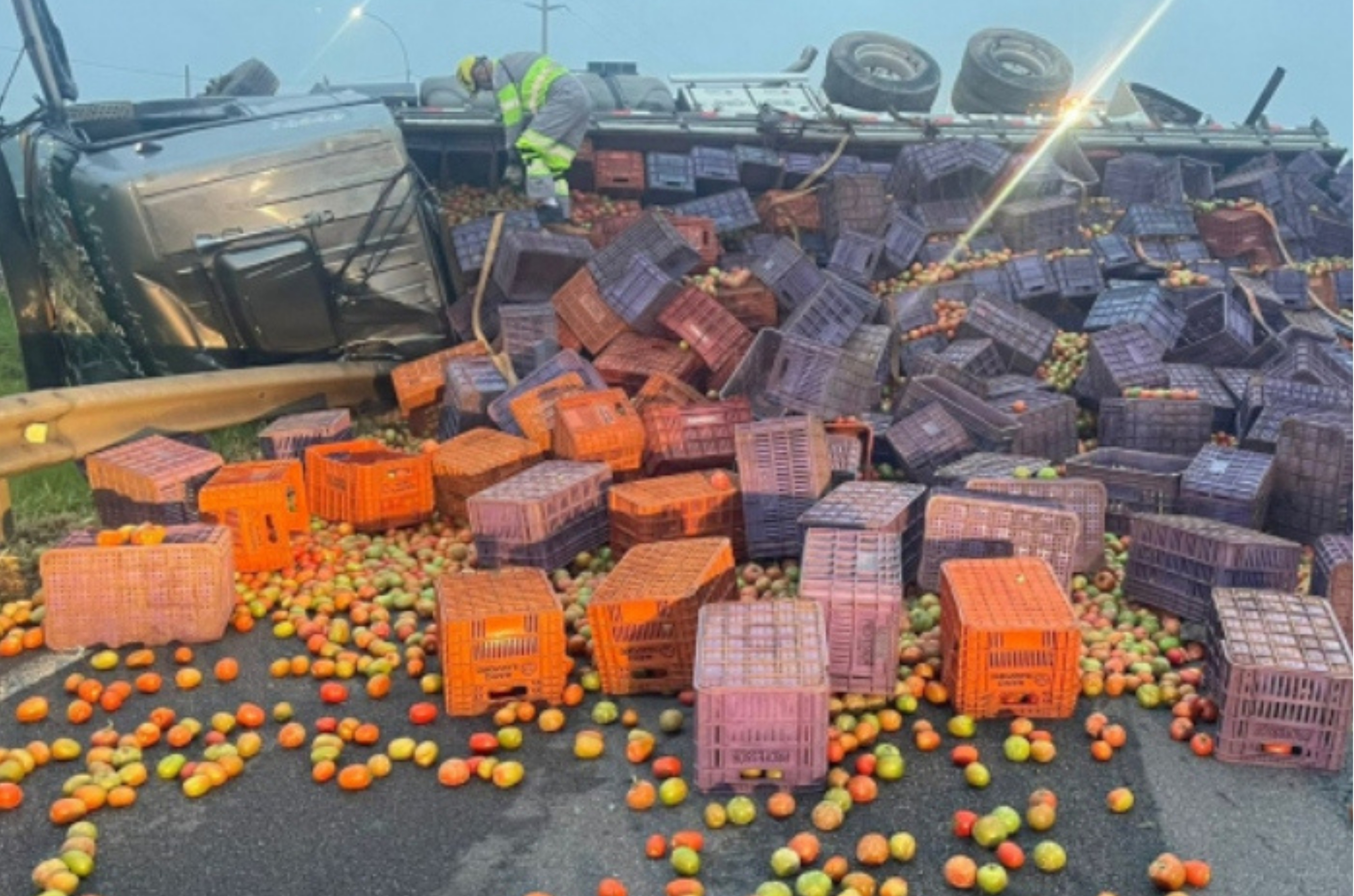 Caminhão tomba e bloqueia o trânsito na BR-101 em Sangão